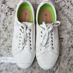 Cariuma White and Green Women's Sneakers